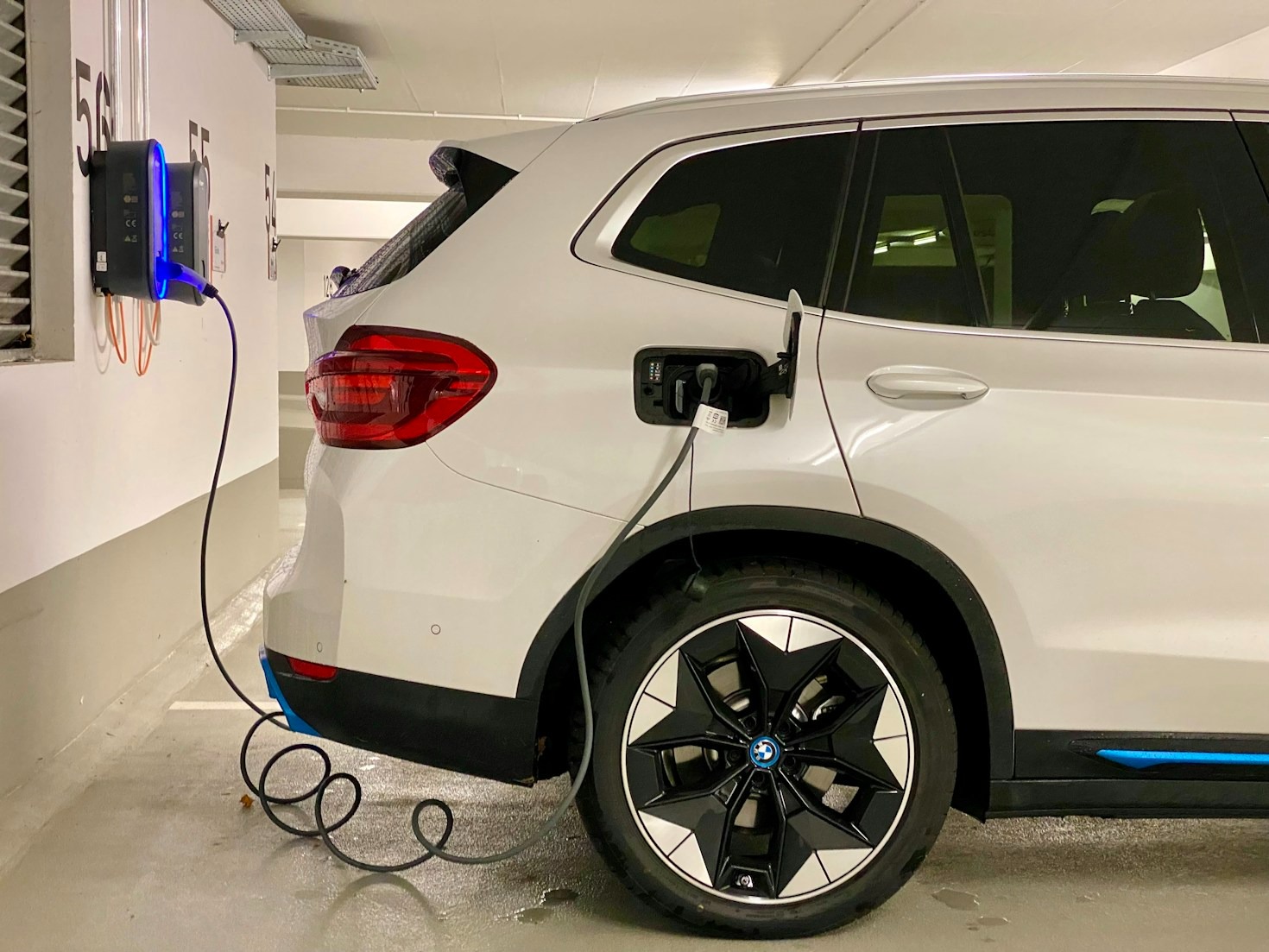 Ihr Elektroauto effizient mit der enisyst-App laden